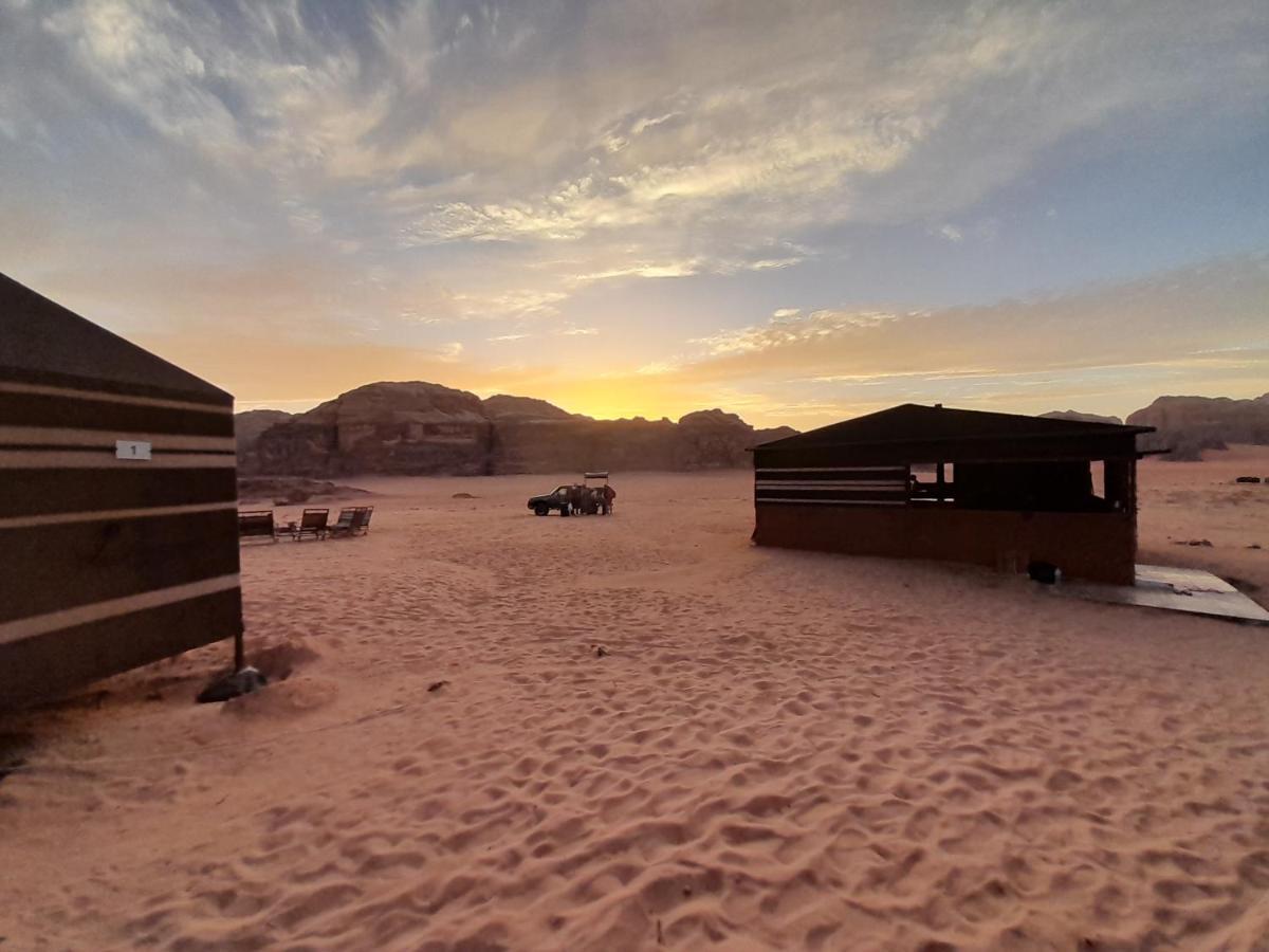 Bedouin Host Camp& With Tour Hotel Wadi Rum Buitenkant foto