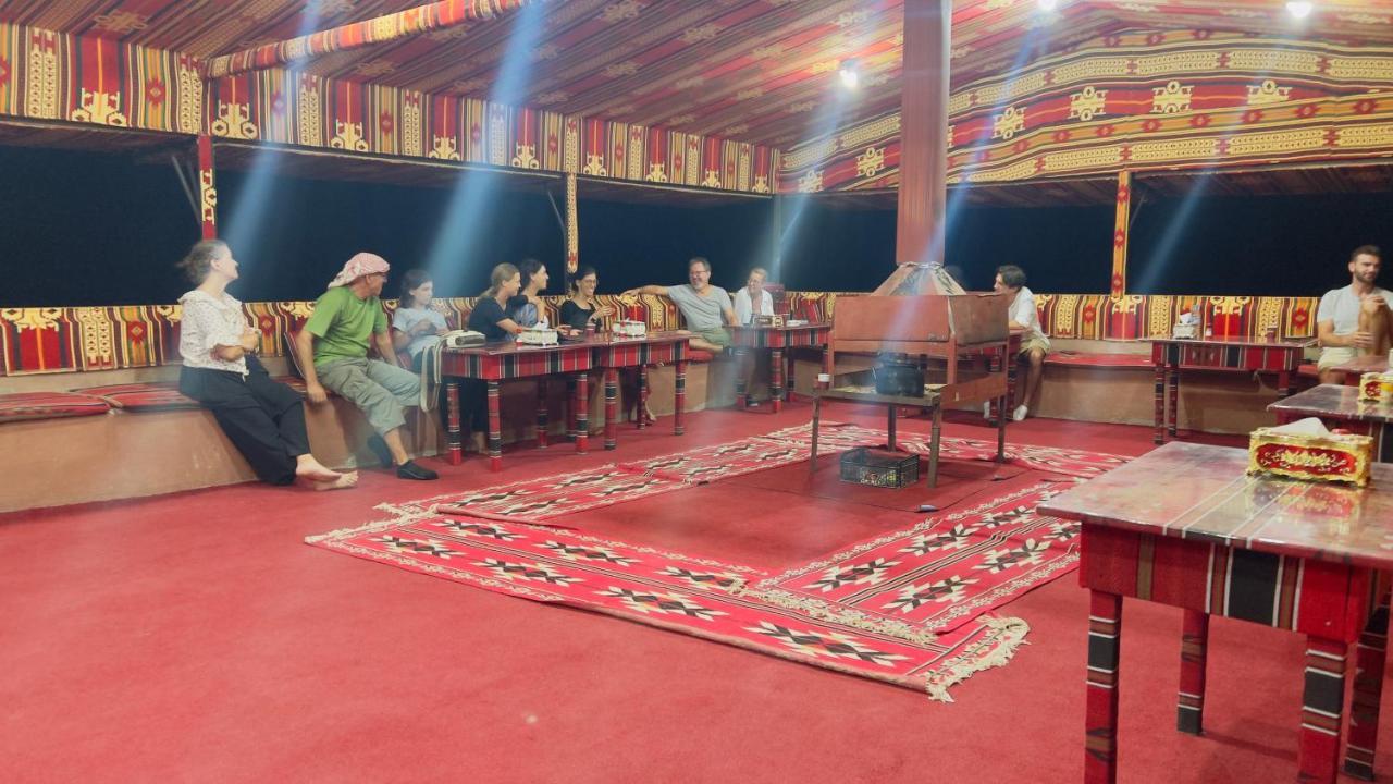 Bedouin Host Camp& With Tour Hotel Wadi Rum Buitenkant foto