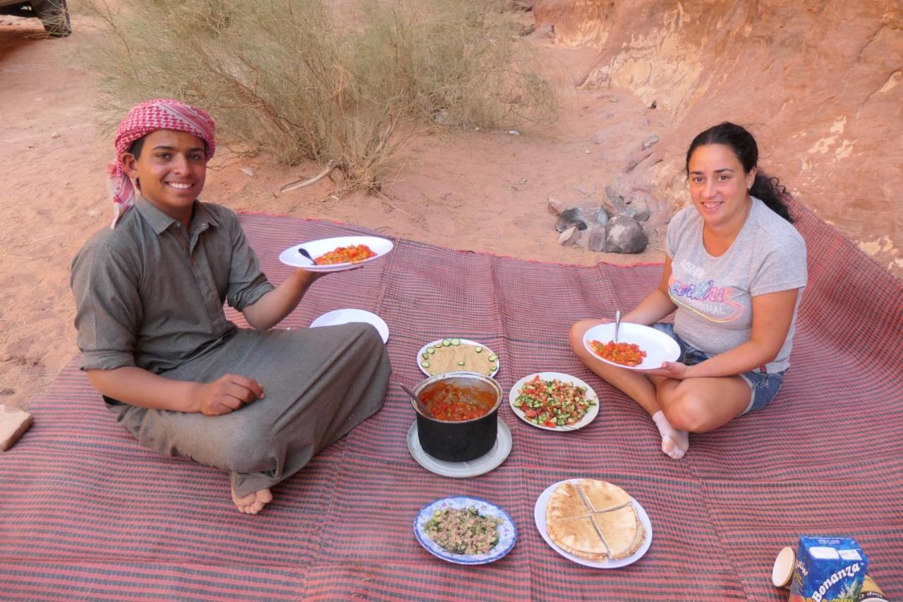 Bedouin Host Camp& With Tour Hotel Wadi Rum Buitenkant foto