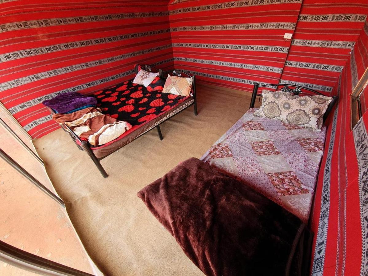 Bedouin Host Camp& With Tour Hotel Wadi Rum Buitenkant foto